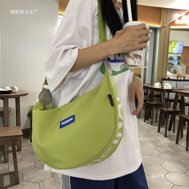 新款大容量饺子斜挎包学生上课补课百搭手拎书袋单肩通勤外出便携