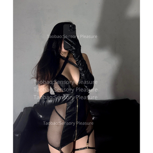 SensoryPleasure高级性感交叉挂脖低胸显瘦镂空短仿皮拉链连衣裙