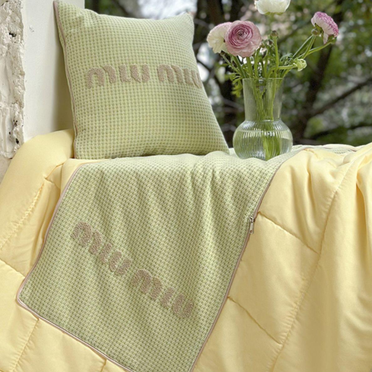 2023新款微甜刺绣抱枕被两用沙发靠枕办公室靠垫午睡汽车客厅床上