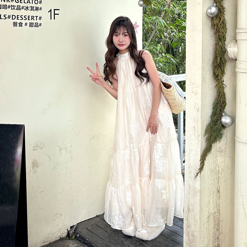 速发复古杏色刺绣挂脖连衣裙法式宽松遮肉无袖露肩大摆度假风长裙