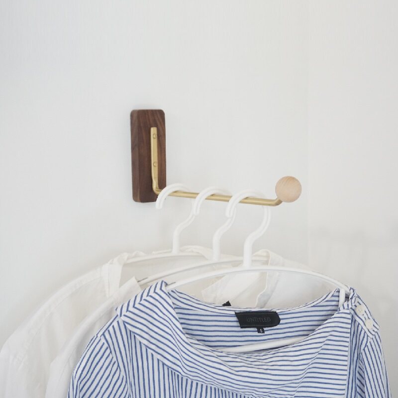 玄关衣帽架壁挂黑胡桃实木隔夜衣墙面收纳架免打孔U卧室橱柜挂衣