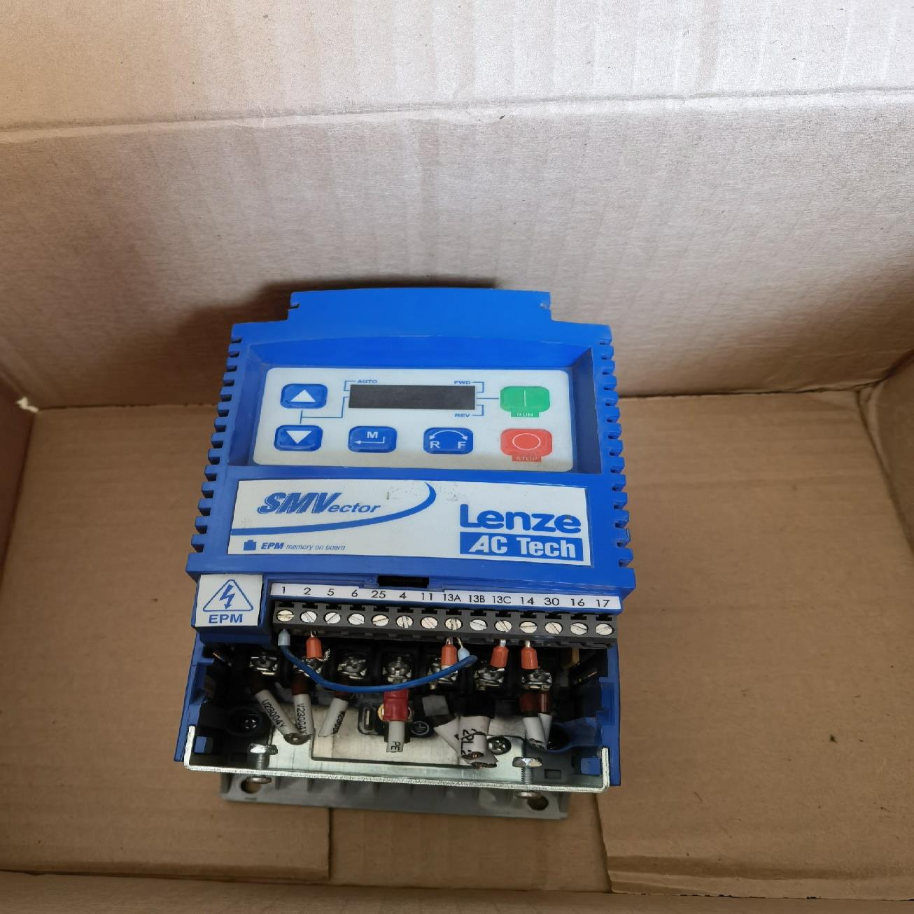 ESV371N04TXB-CC 伦茨0.37KW变频器 实图（耶耶电子）