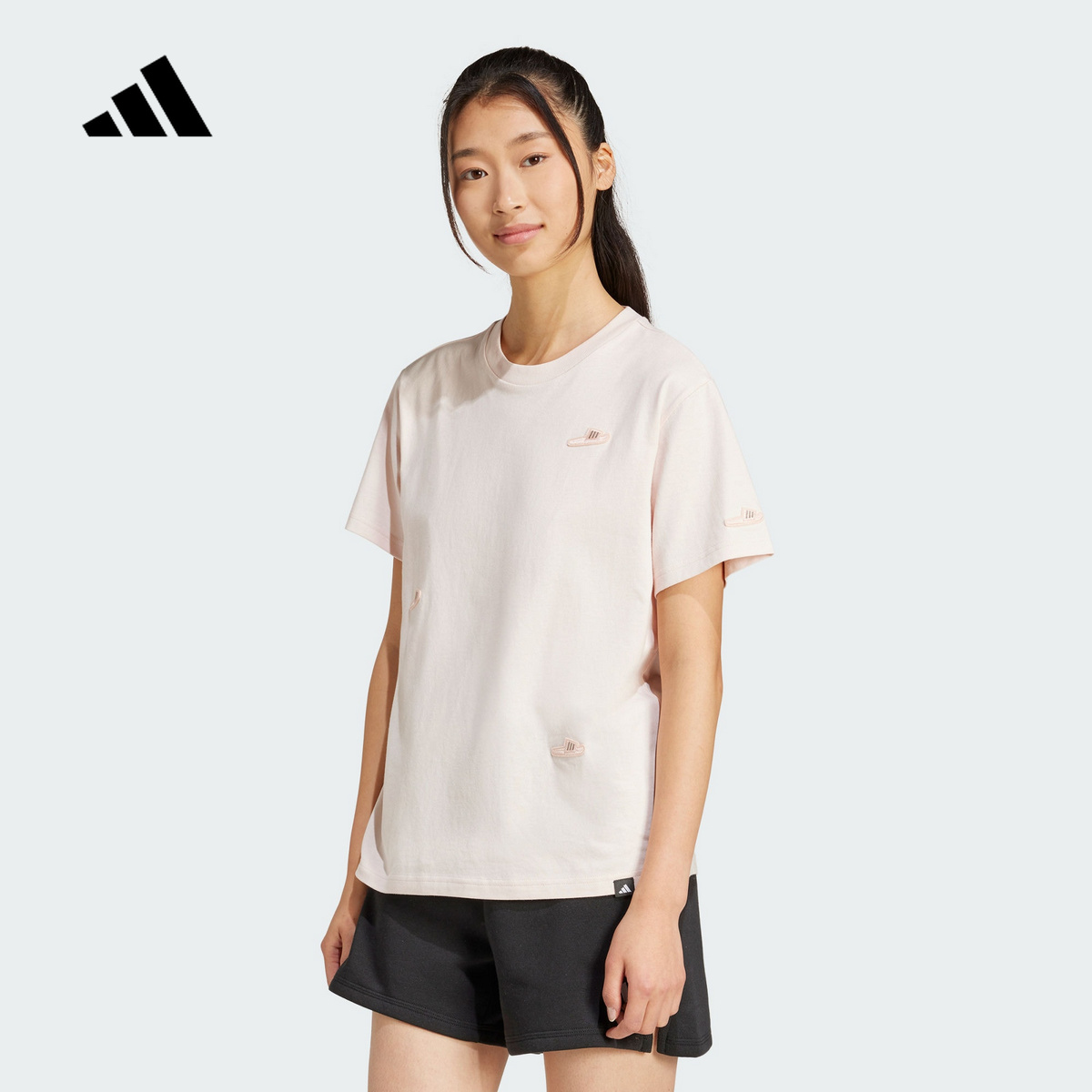 阿迪达斯2025春女棉运动休闲短袖T恤饰adidas拖鞋图案宽松JN8270