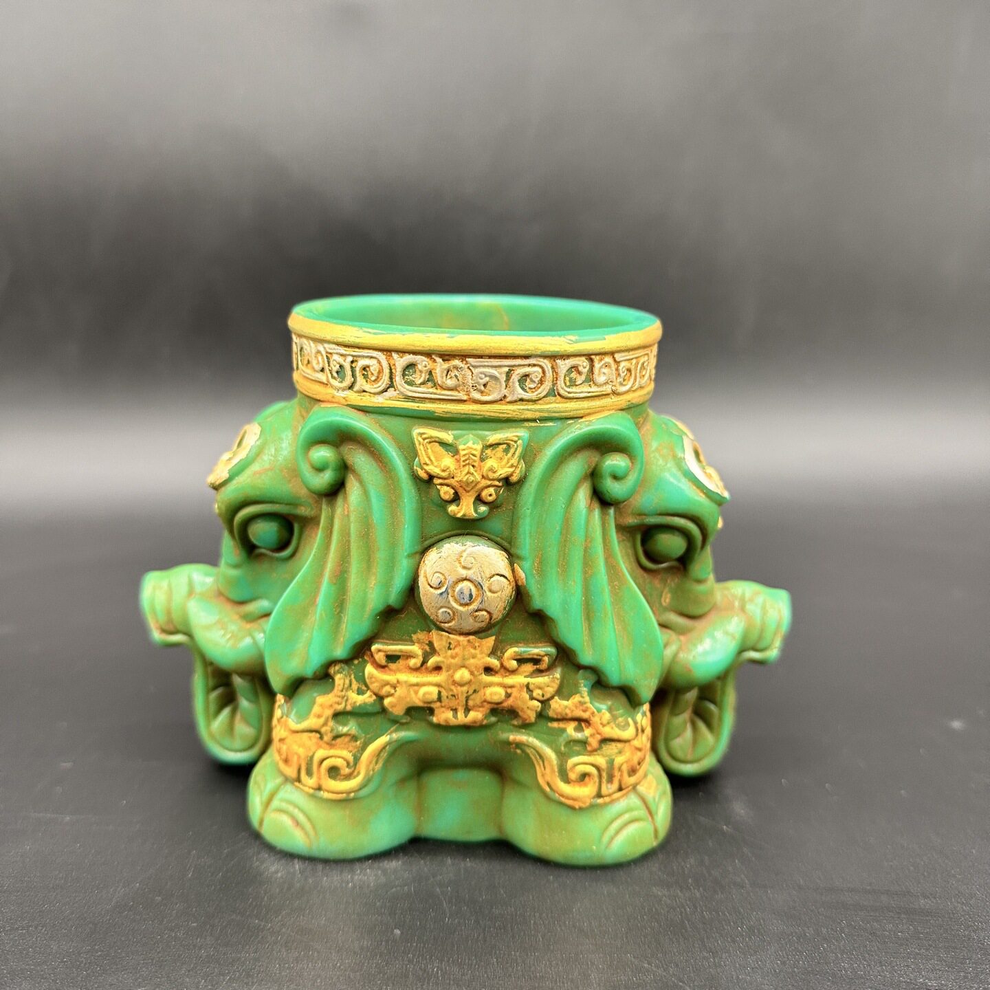 仿绿松石描金大象树脂笔筒摆件