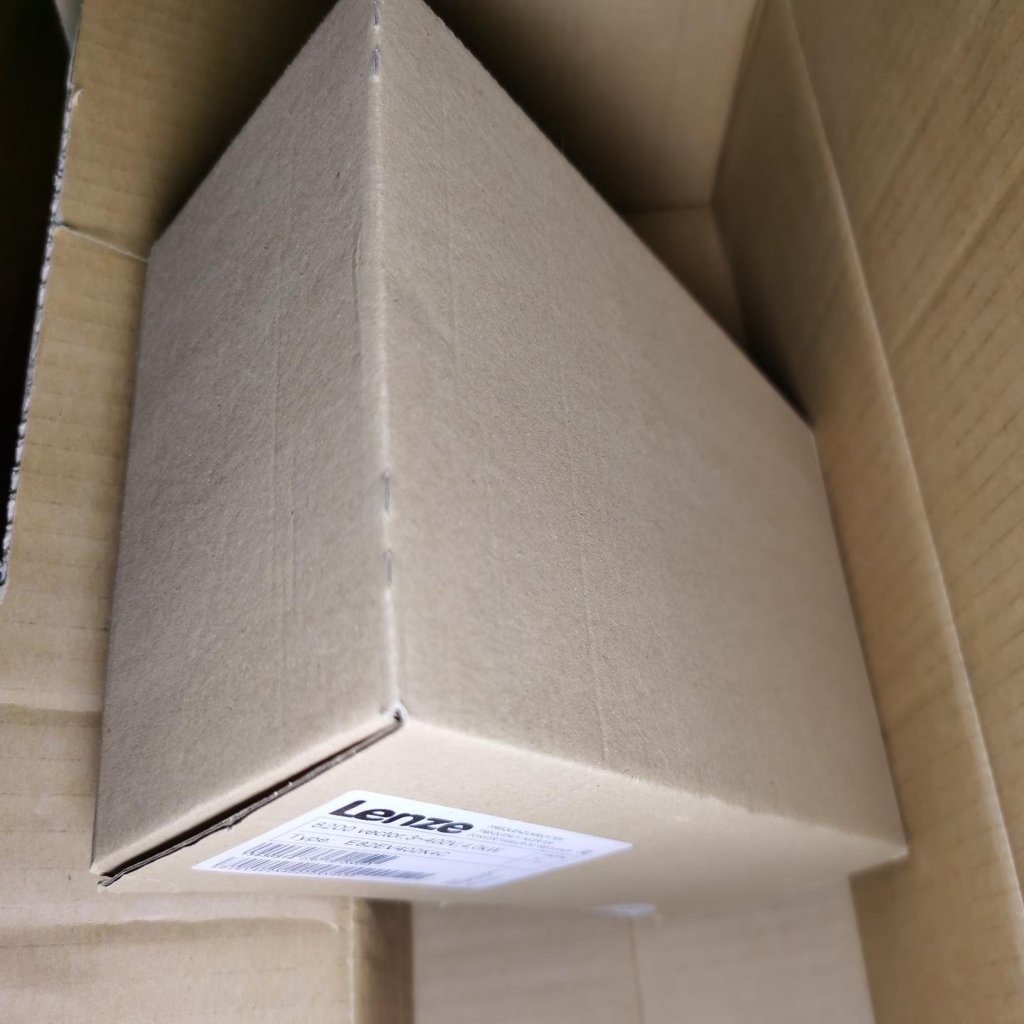 E82EV402-4C  议价lenze变频器未开封(崽崽配件）