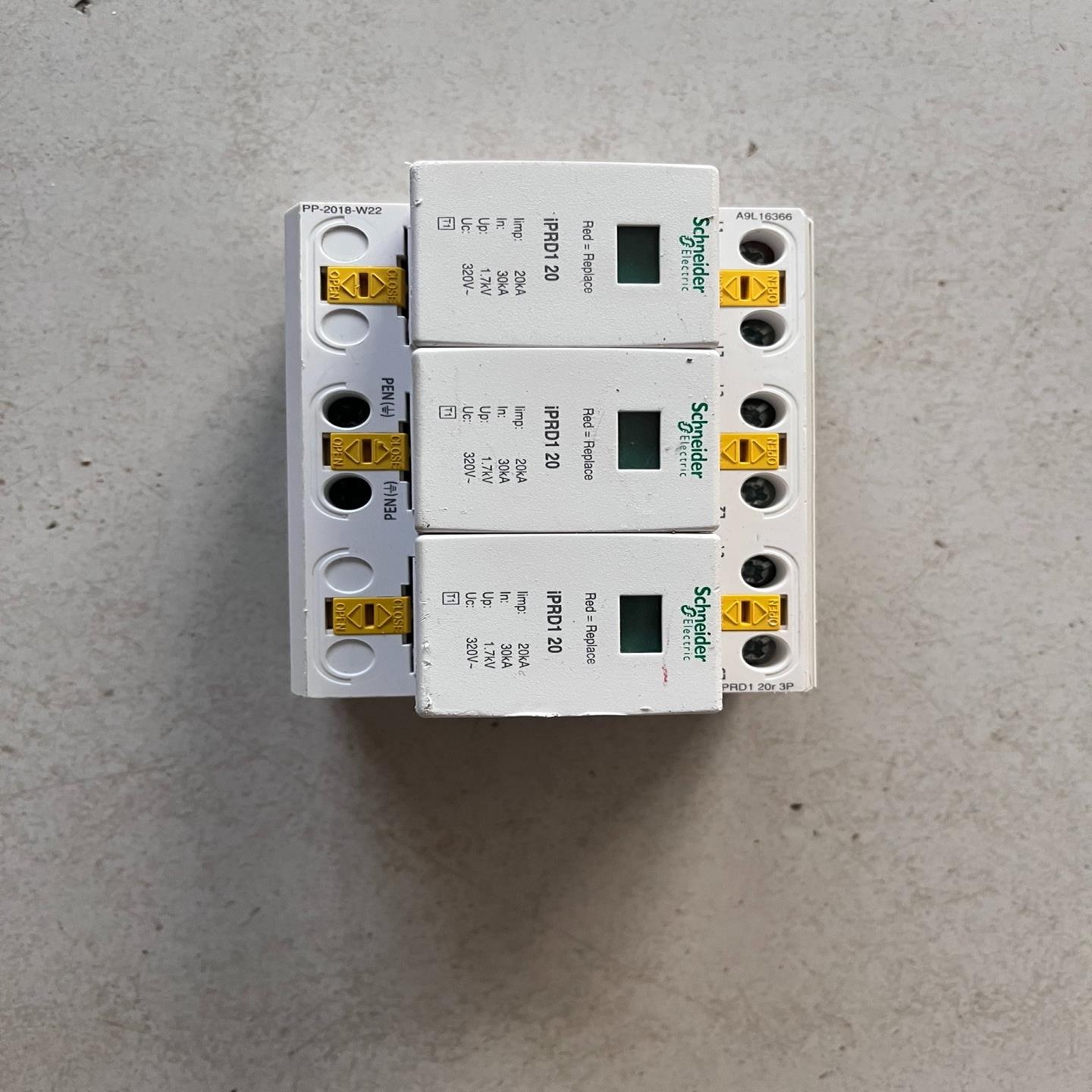 议~施耐德一级浪涌保护器IPRD1 20,3P浪涌保护器,实物图