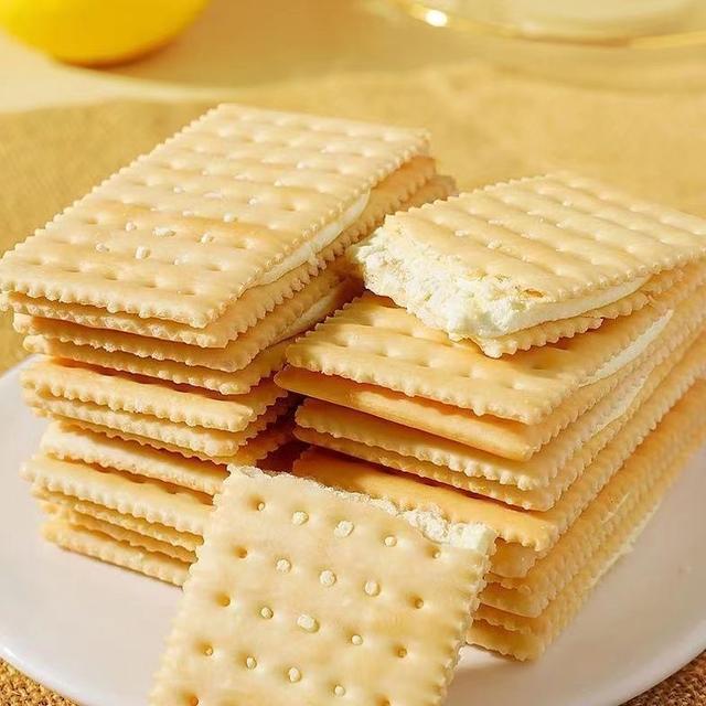 甄选新宠达尔顿夹心醇厚柠檬味苏打饼干蓬松酥脆办公室健康零食