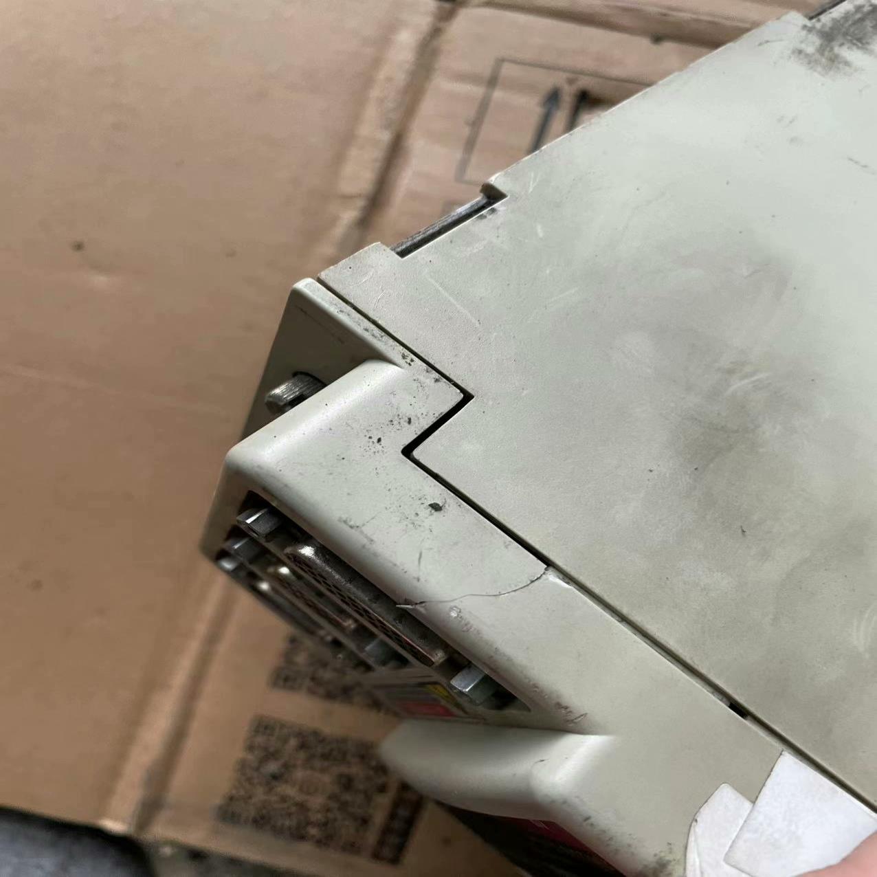 AB驱动器2094-am01 ，功能，盖子破损，成色如图(崽崽配件）