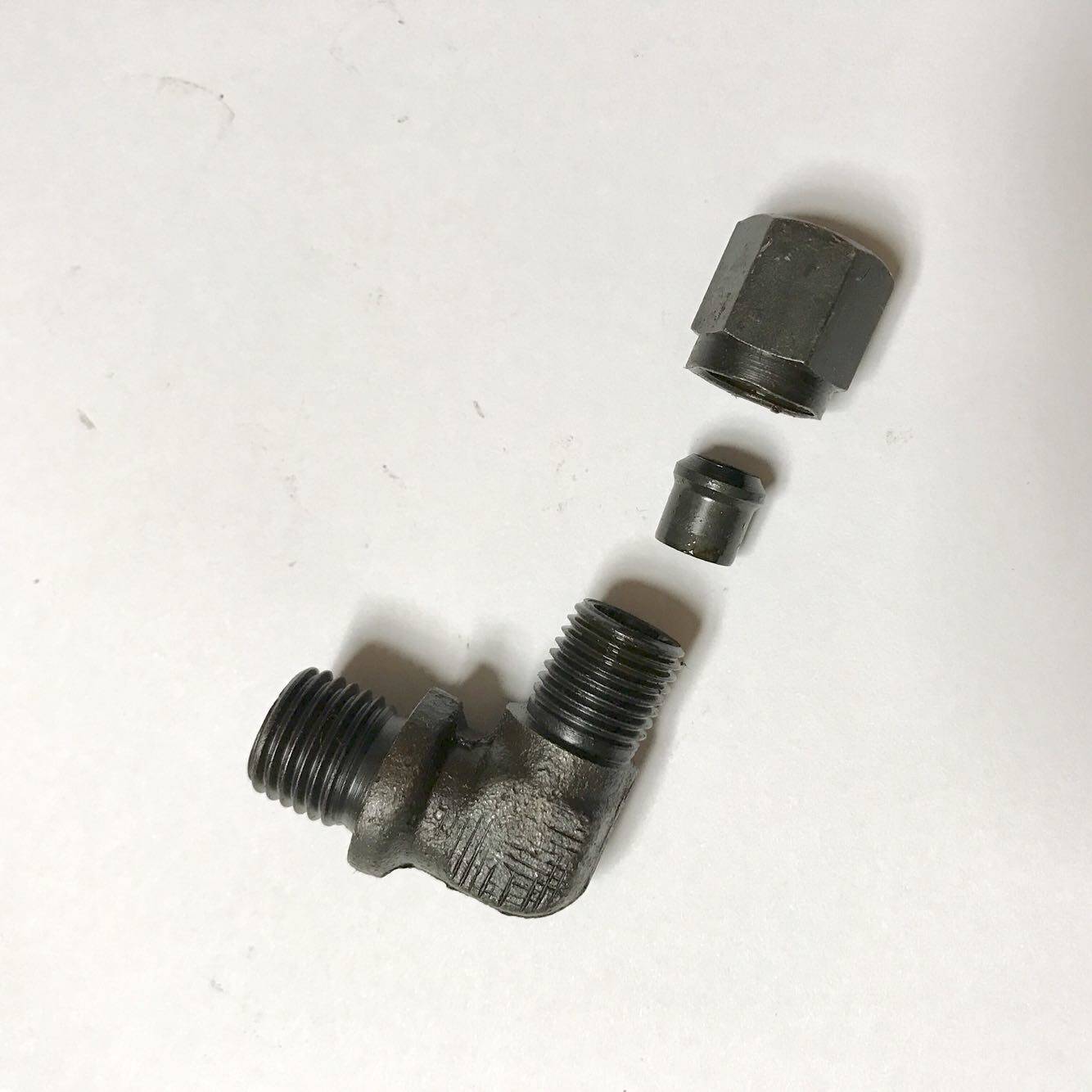 m14x1.5-6 铁制直角卡套接头 外螺纹m14x1.5 卡接外径6mm铜管弯头