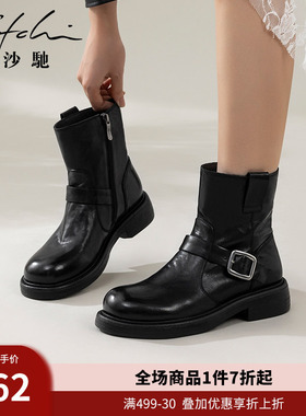 沙驰女鞋皮带扣牛皮短靴2025年冬季新款平跟短筒圆头时装马丁靴子