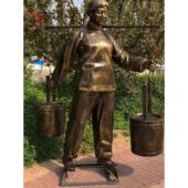 民俗打水雕塑古井辘轳扁担挑水桶户外园林玻璃钢农耕人物铸铜摆件