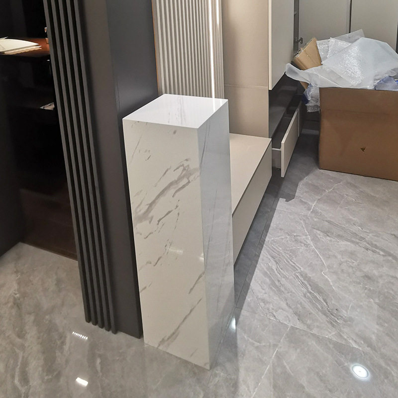 白色大理石电视柜旁落地石柱基座