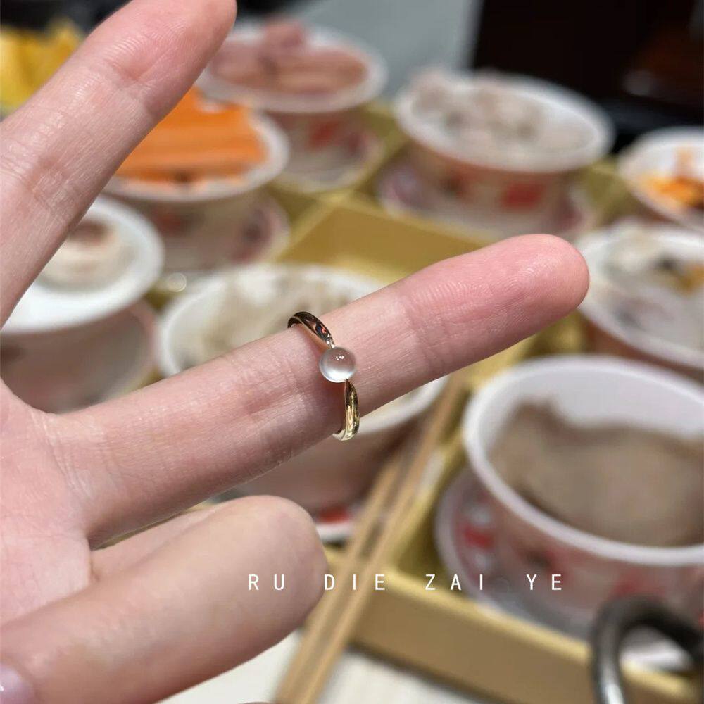 桃思竹 一汪清泉~冰透白玉髓蛋面戒指高级感轻奢金色复古开口戒