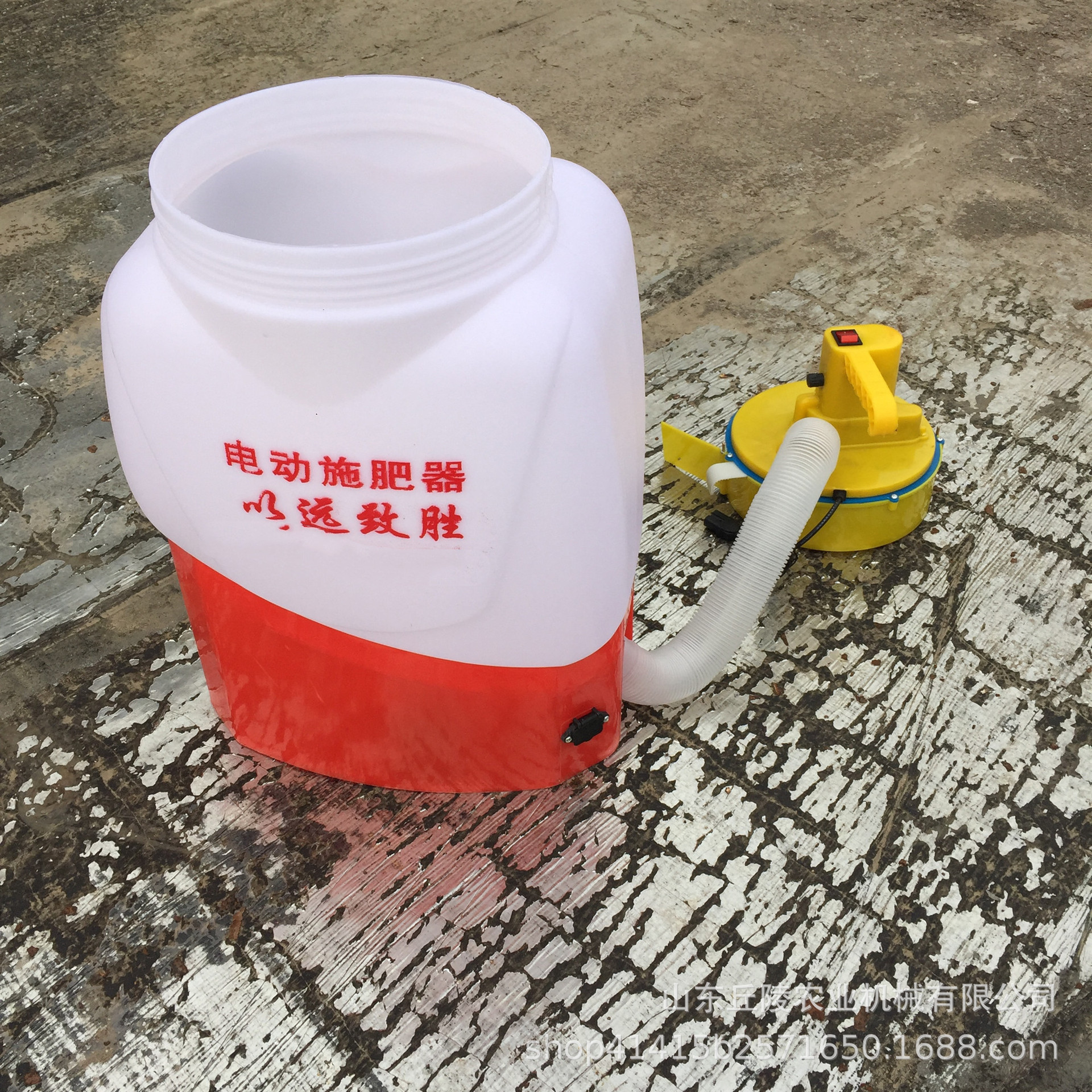 背负式电动撒肥机 12V充电式稻田施肥器 多用途养殖投喂机