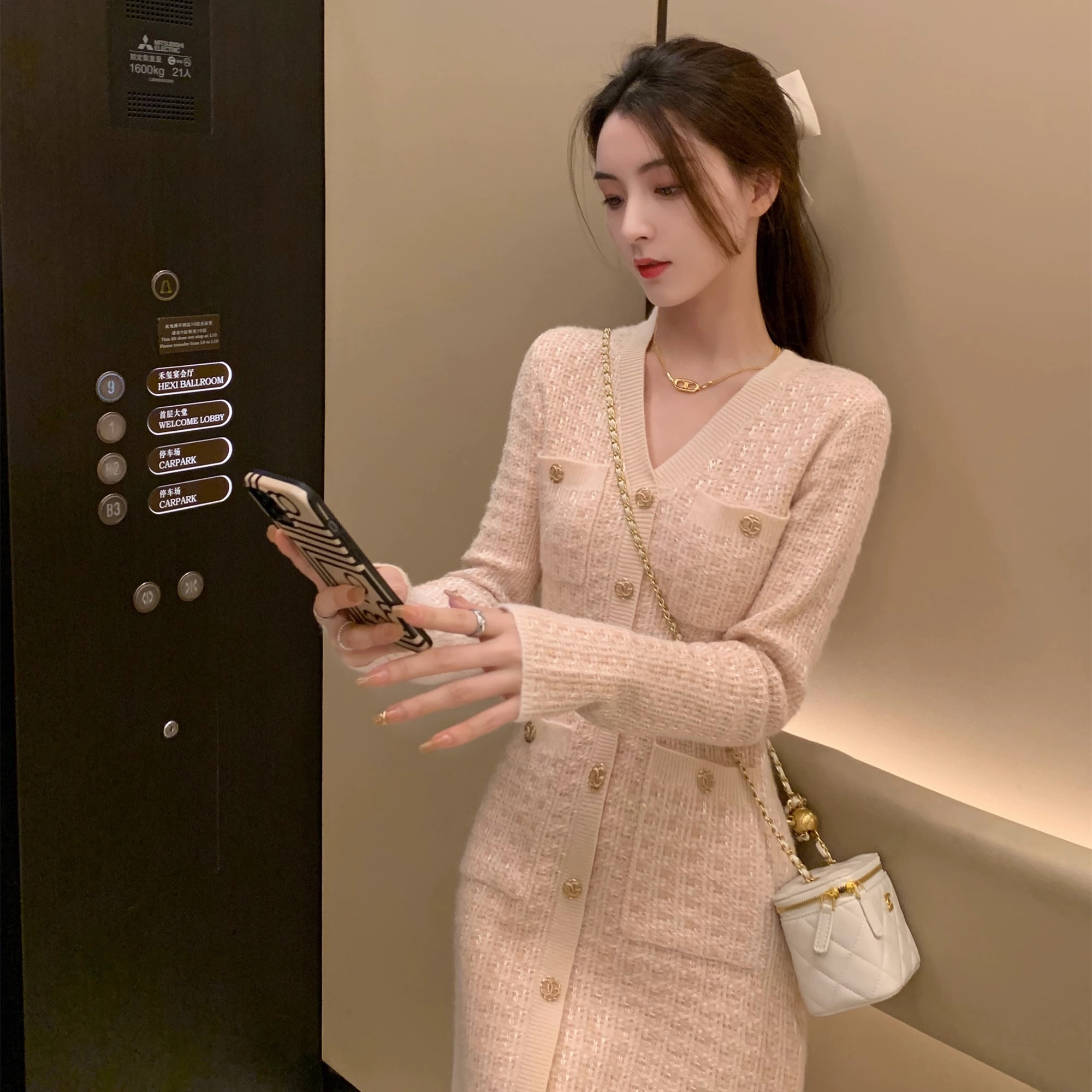 大量现货小香风高级感气质V领针织连衣裙女秋新款修身显瘦毛衣裙