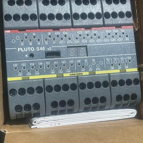 2TLA020070R1800 PLUTO S46 v2 安全PLC ABB 46点议价维修