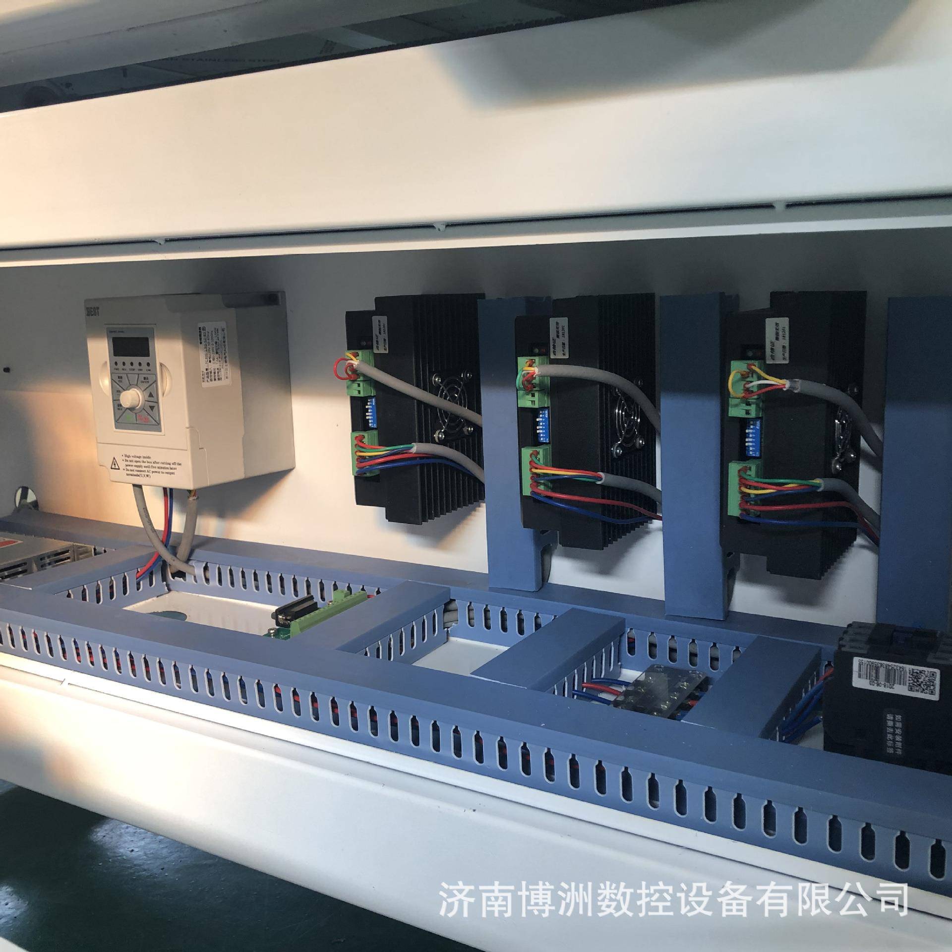 工艺品模型木工雕刻机6090小型数控雕刻机碳纤维板双色板雕刻机