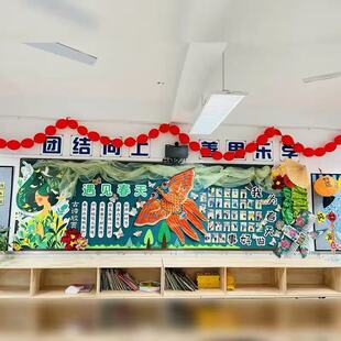 春天环创新中式教室黑板报装饰金鱼风筝立体褶皱花主题墙边框布置