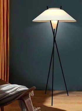 v利ntage钢意大设计师三角落地灯i客无品牌/厅诧寂风样板间卧室琴