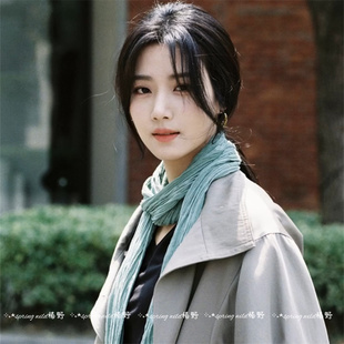 轧戏卢昱晓胡羞同款复古浅绿褶皱围巾文艺氛围感棉麻丝巾时尚围脖