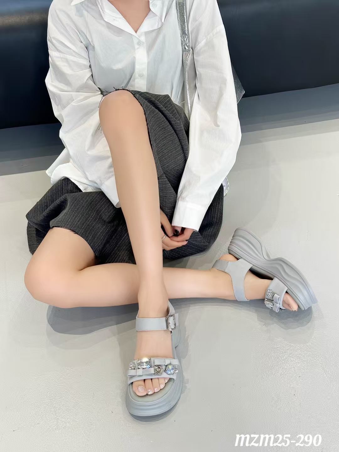 美之美2025新款欧州站时尚厚底水钻一字带休闲凉鞋女鞋25-290