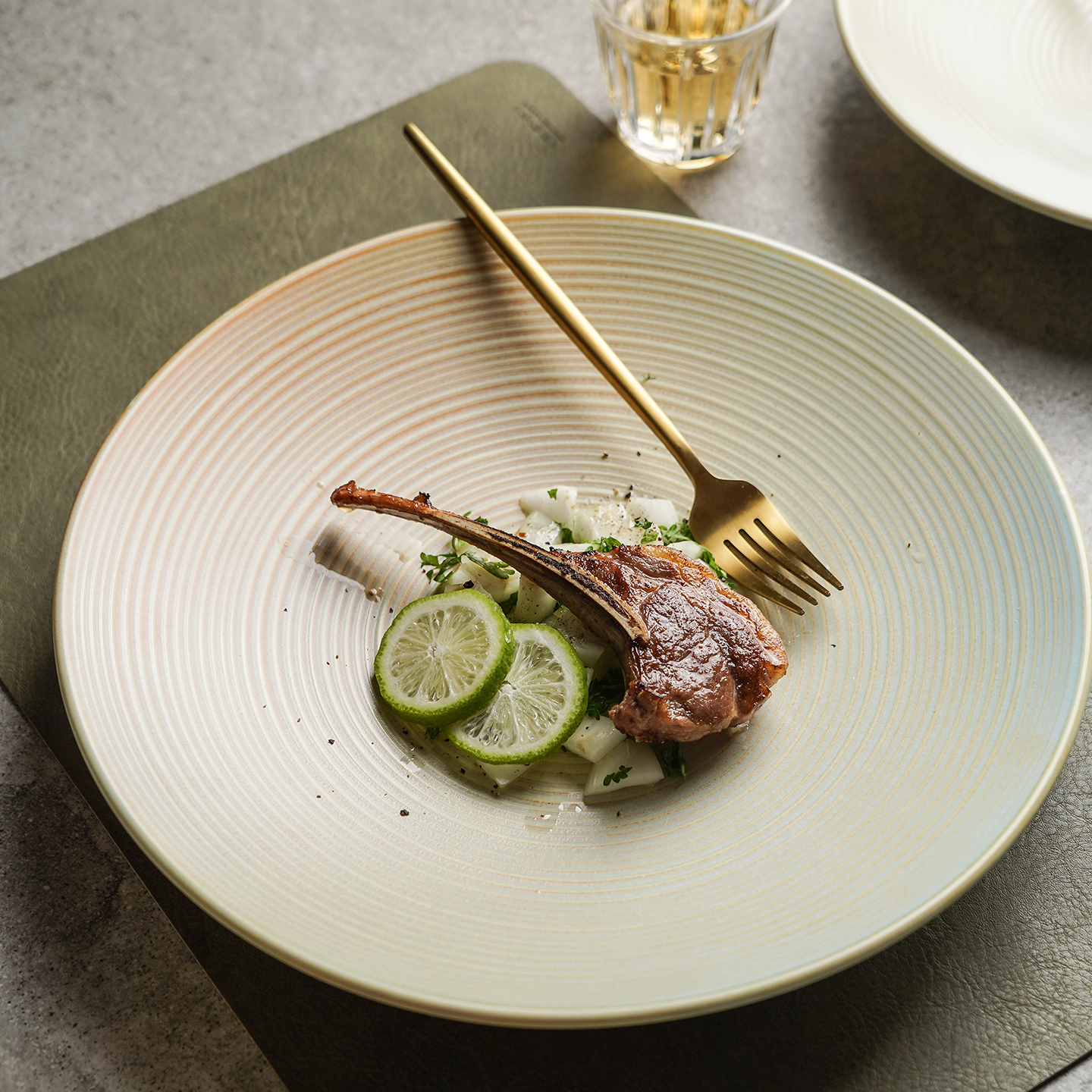 高级餐厅餐具简约好看釉下彩盘子