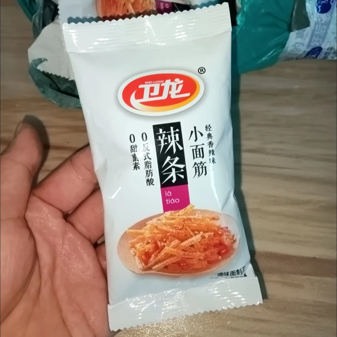 【新货】卫龙小面筋网红解馋辣条批发儿时童年回忆辣味小零食