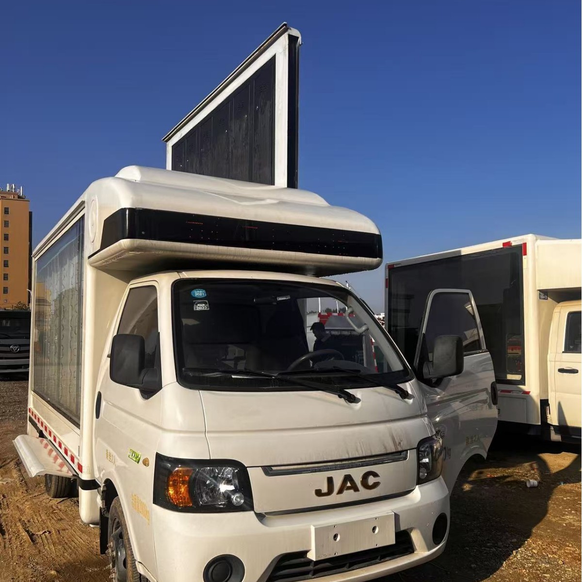 蓝牌 LED彩屏演出车扩展型多媒体舞台表演车多功能流动舞台车