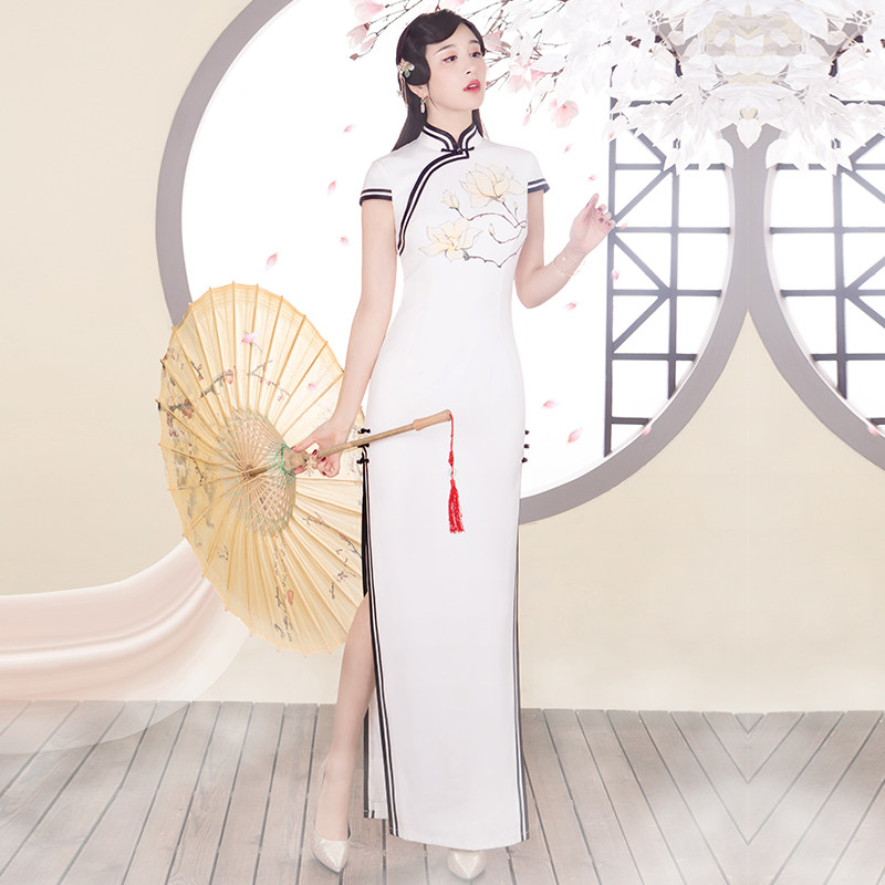 江南春天旗袍2021年新款冬款白色手绘高端走秀旗袍改良素雅舞蹈服