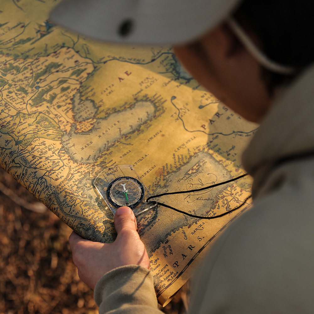 指南针户外罗盘仪成人儿童学生多功能迷你便携小号车载指北针