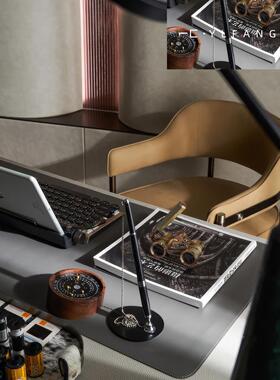 依依现代无障碍豪华桌人工书笔组合样板房书房设计师软装配套摆件