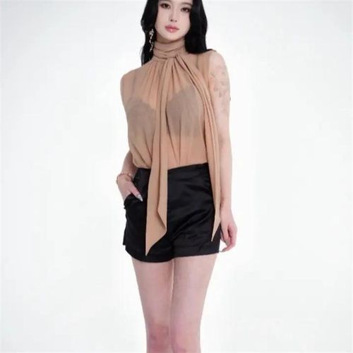 孙智惠朦胧的X张力浅驼色气质飘带小高领无袖上衣