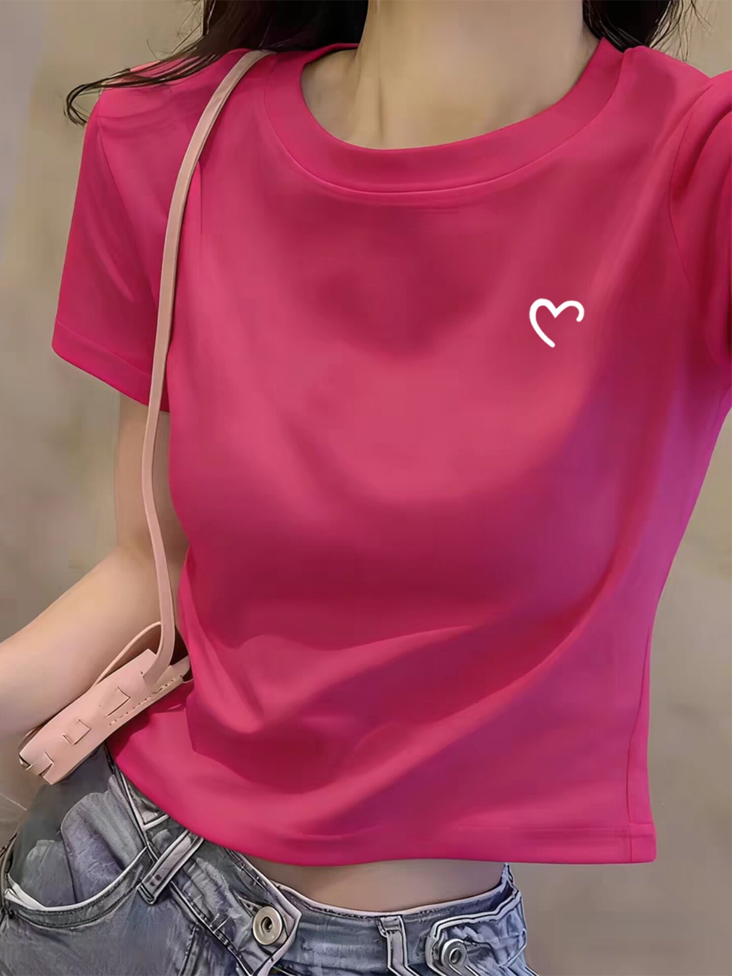 เสื้อยืดแขนสั้นฤดูร้อน ปี 2026 คอรอบ สีแดงกุหลาบ พิมพ์ลาย สำหรับผู้หญิง ผ้าฝ้าย ทรงสลิมฟิต ช่วยลดอายุและทำให้ดูผอมเพรียว