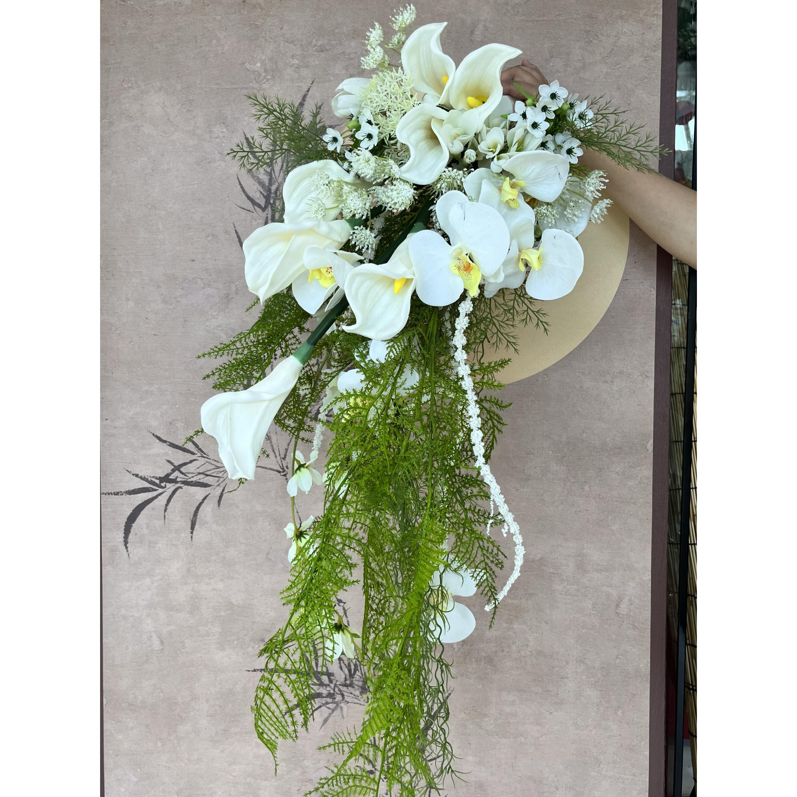 园林复古拍照瀑布手捧花仿真花白色蝴蝶兰婚礼装饰新娘结婚手捧花