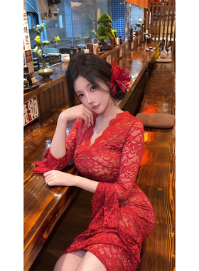 魅惑性感蕾丝花边深V领气质连衣裙女喇叭袖纯欲收腰包臀长裙ins