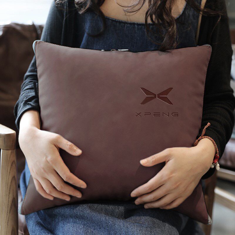 小鹏专用高档汽车车标抱枕被子两用车上用品折叠枕头纯棉午休被子