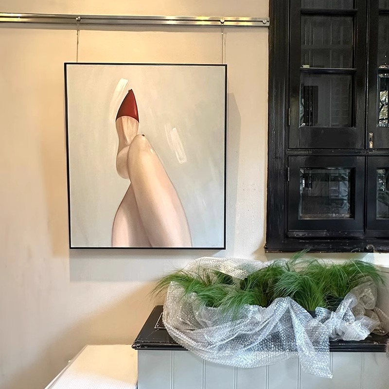 现代轻奢高级感装饰画卫生间性感酒吧美女小众艺术奶油风卧室挂画图片