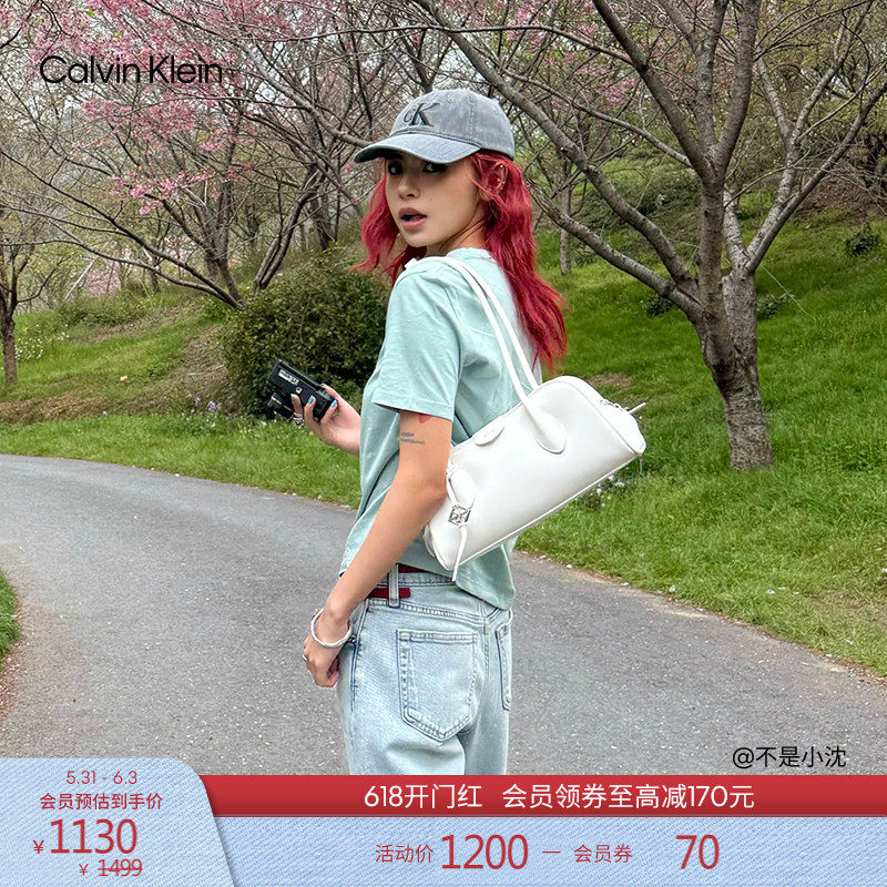 CK女包26春夏通勤老花字母挂饰手拎单肩波士顿包枕头包腋下包礼物