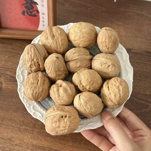 正宗新疆阿克苏薄皮核桃手可捏开