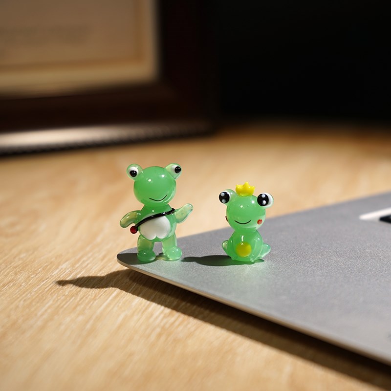 卖崽青蛙手工玻璃迷你小摆件琉璃可爱动物桌面显示器屏幕装饰品