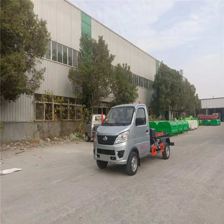 长安汽油3方钩臂垃圾车东安122马力发动机配多个3立方垃圾箱