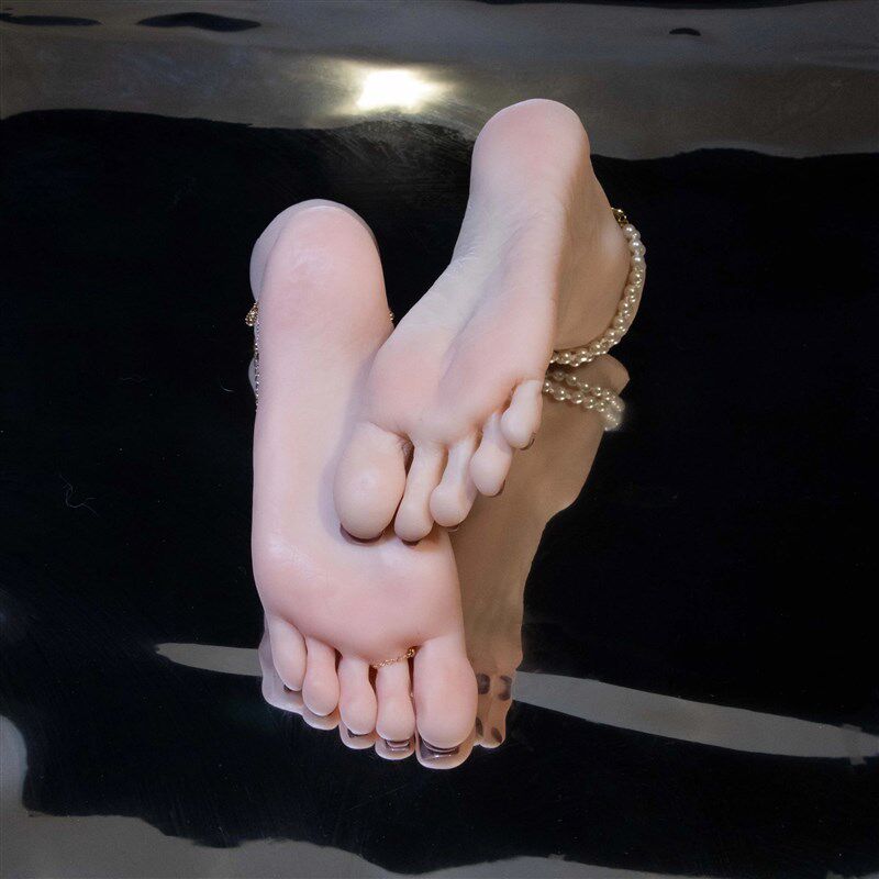 玉足美脚黑丝白丝硅胶脚模足控丝袜真人美女恋足仿真X足模拍摄道