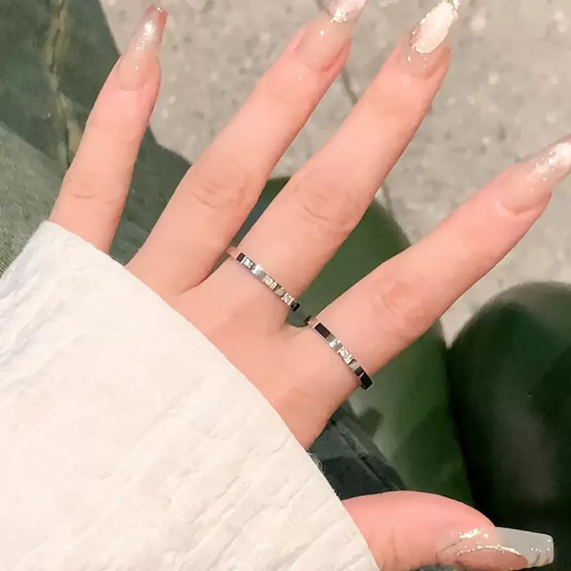 银色素圈戒指女小众设计锆石尾戒钛钢戒指女轻奢高级感玫瑰金指环