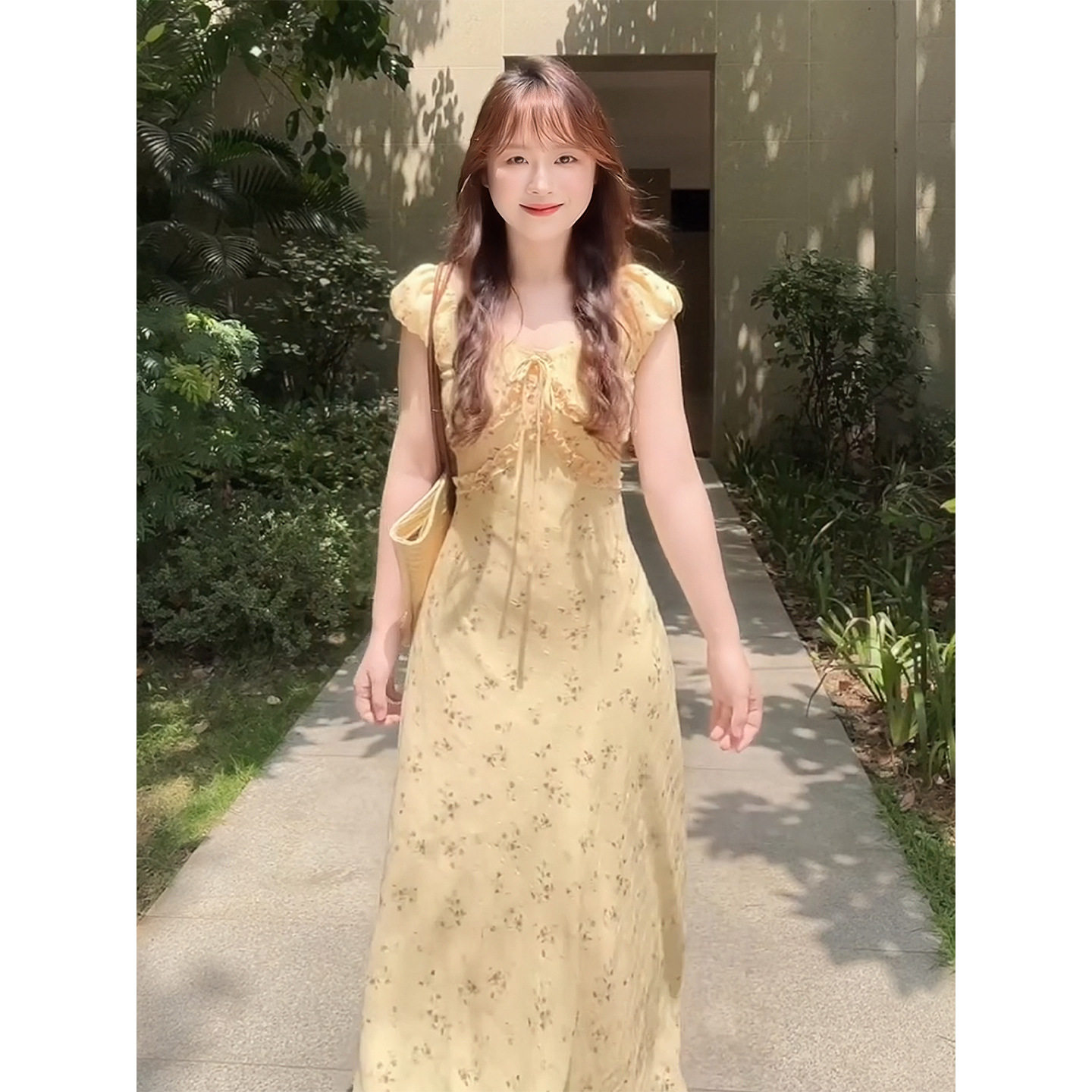 黄色碎花裙夏天巨好看的掐腰连衣连衣裙