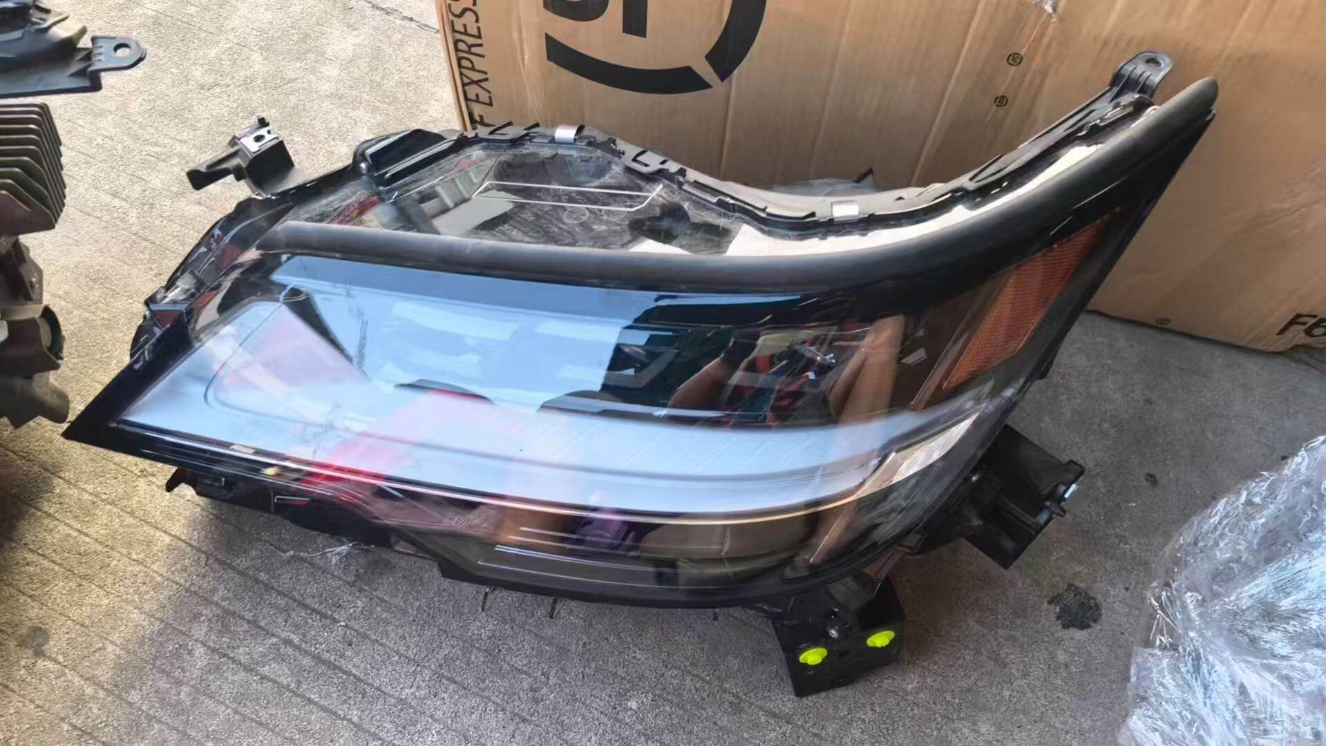 适用2025年款雷克萨斯Lx700h大灯左边