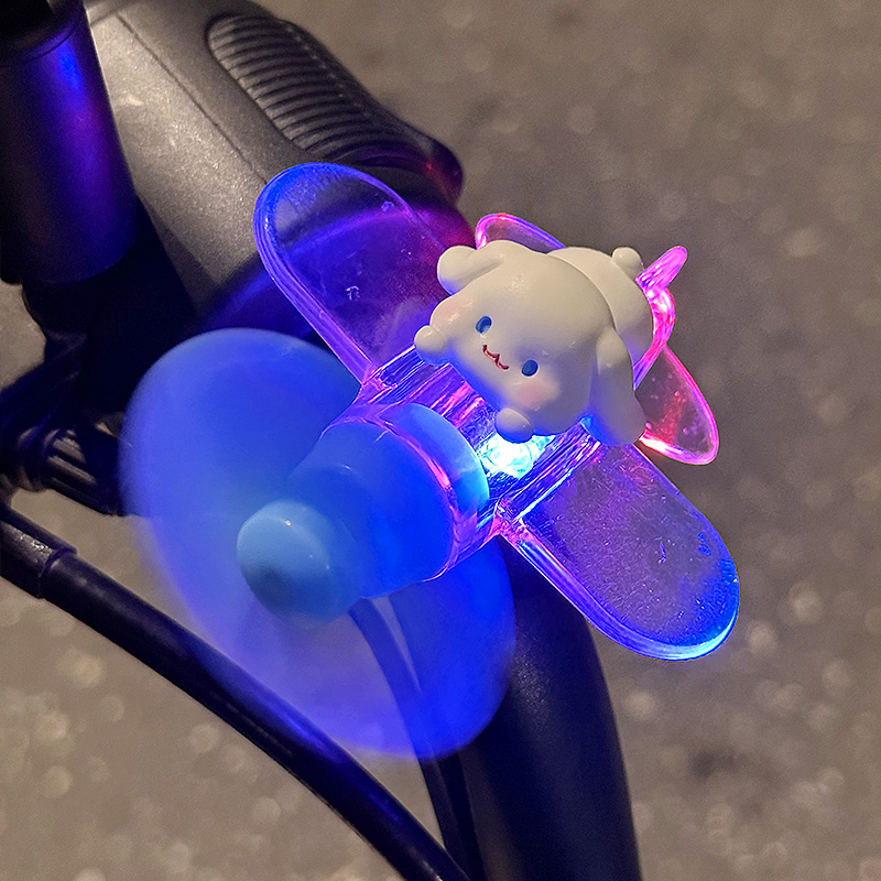 玉桂狗电动车装饰小配件可爱摆件旋转风力发光小飞机汽车氛围彩灯