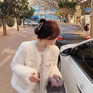 白色小香风羊羔毛加厚宽松短款外套女秋冬季气质高级感名媛毛绒绒