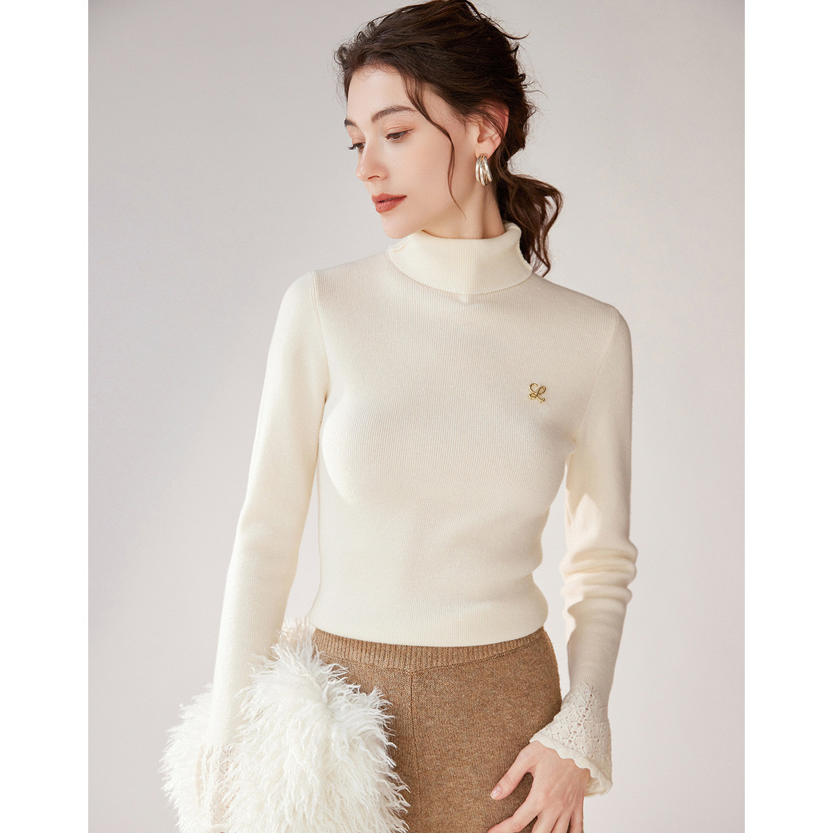 【爆米花专享】&白鹿语高领挑洞喇叭袖女式针织衫HX20008