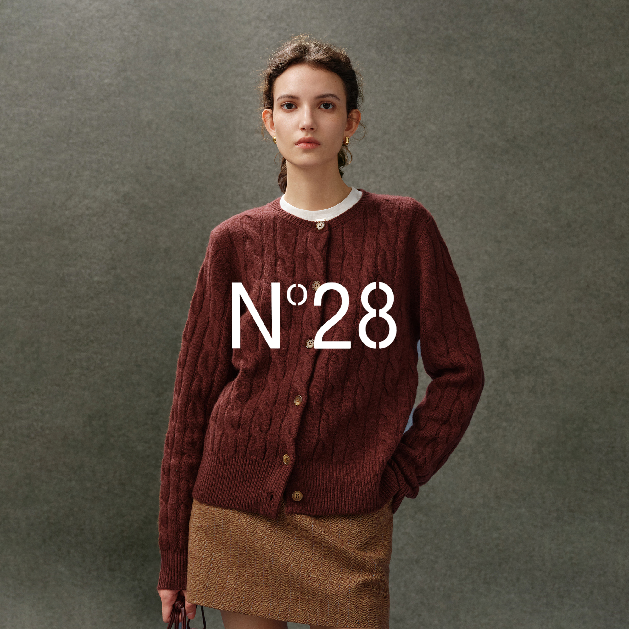 N°28100%绵羊毛绞花针织开衫