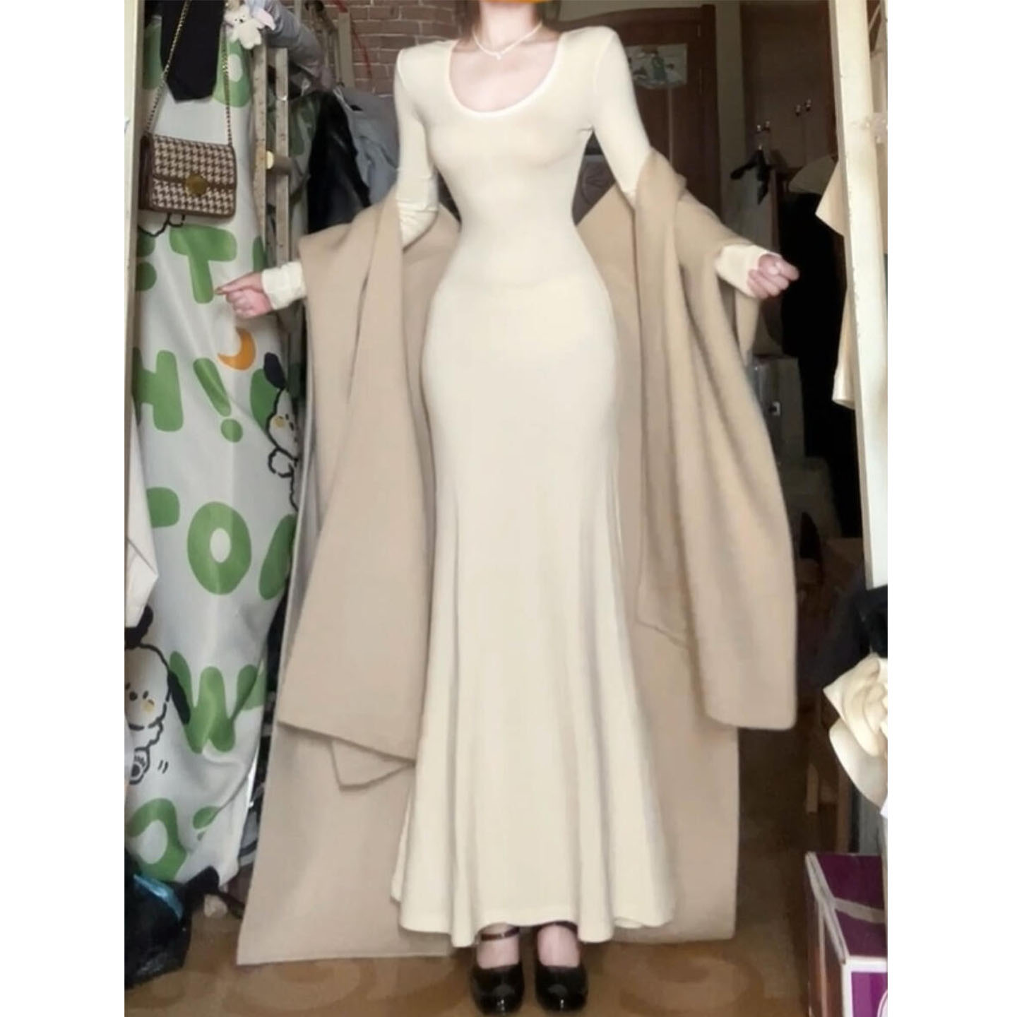 卡其色v领喇叭袖针织连衣裙女秋冬2025新款温柔氛围感长裙内搭裙